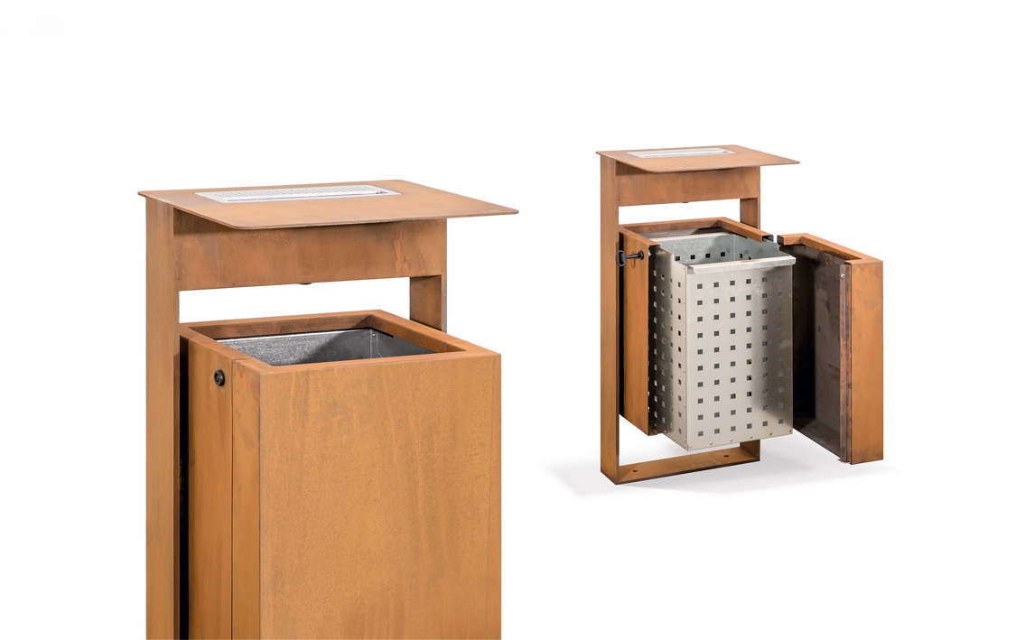 Ein brauner Abfallbehälter, teilweise geöffnet, zeigt einen herausnehmbaren, perforierten Inneneimer. Umgebung ist ein neutraler, weißer Hintergrund.
