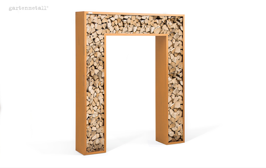 Holzstapel bildet rechteckigen Torrahmen, umgeben von einem stabilen Metallgestell. Umgebung: weißer Hintergrund, schlicht und minimalistisch. Text: „gartenmetall®“ oben links.