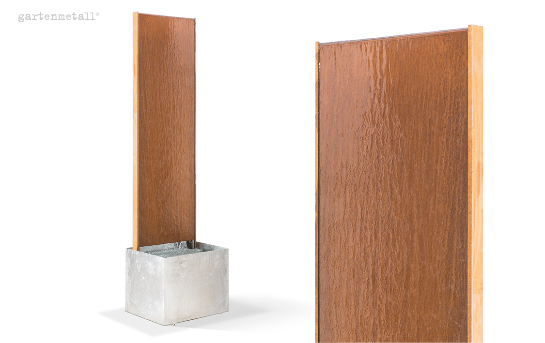 Wasserwand fließt über braune Metallplatte in silbernen Rechteckbehälter, umgeben von schlichtem, weißem Hintergrund. Text: 'gartenmetall®'.