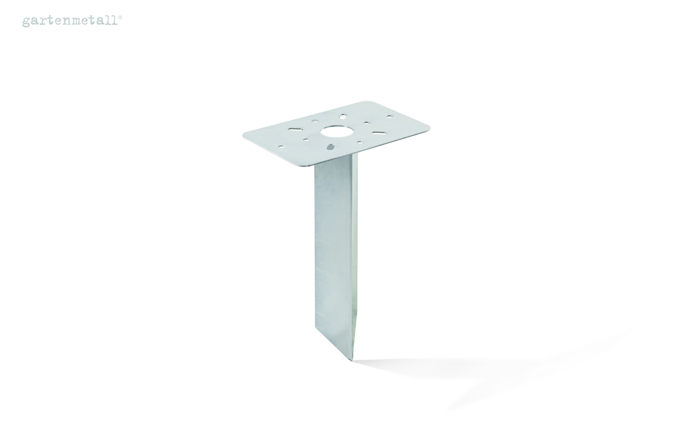 Ein verzinkter Metallpfosten mit rechteckiger Basis und mehreren Löchern steht aufrecht auf weißem Hintergrund. Text: 'gartenmetall®' oben links.