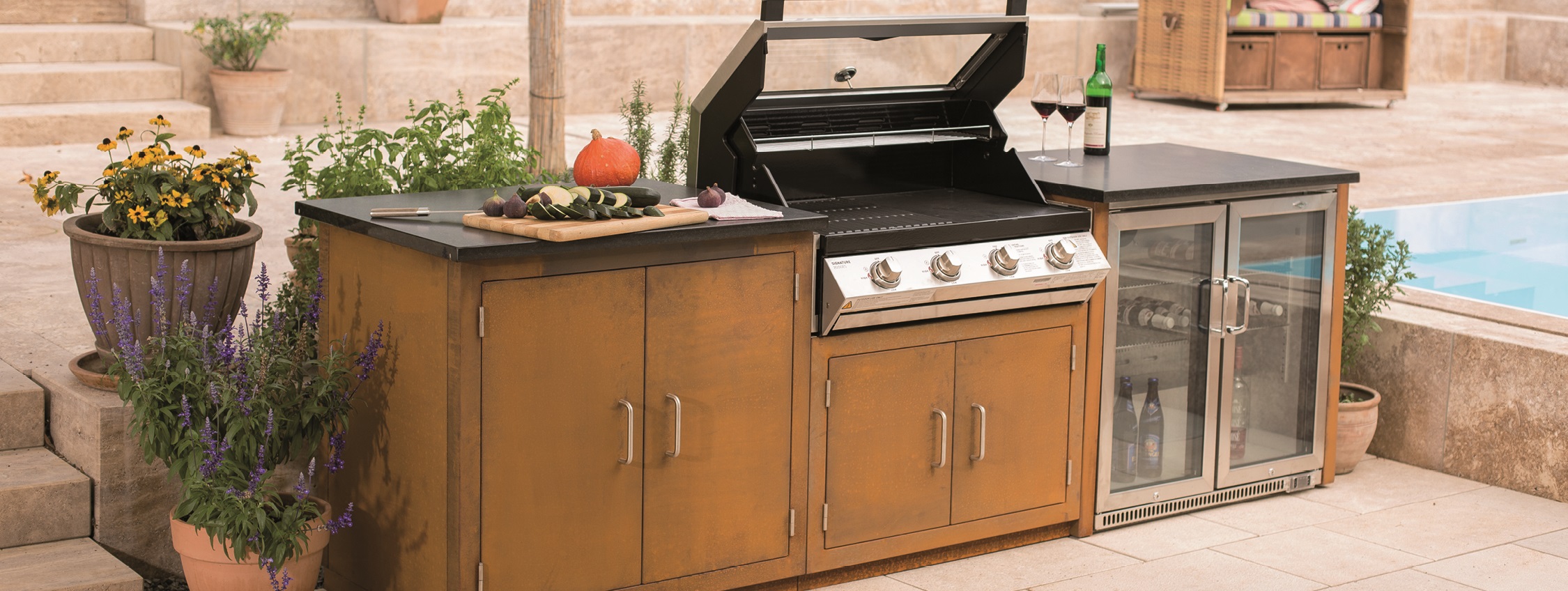 Gartenküche IBIZA mit Flügeltüren, Kühlschrank und Gasgrill