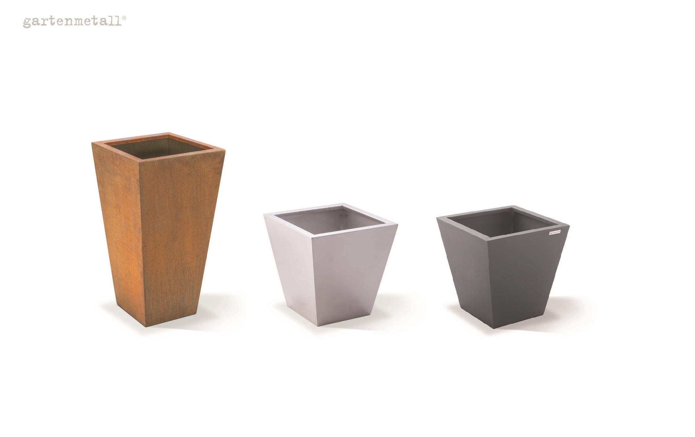 Drei unterschiedlich große, trapezförmige Pflanzgefäße stehen nebeneinander auf weißem Hintergrund, das linke ist rostfarben, die mittleren grau. Text: „gartenmetall®“.