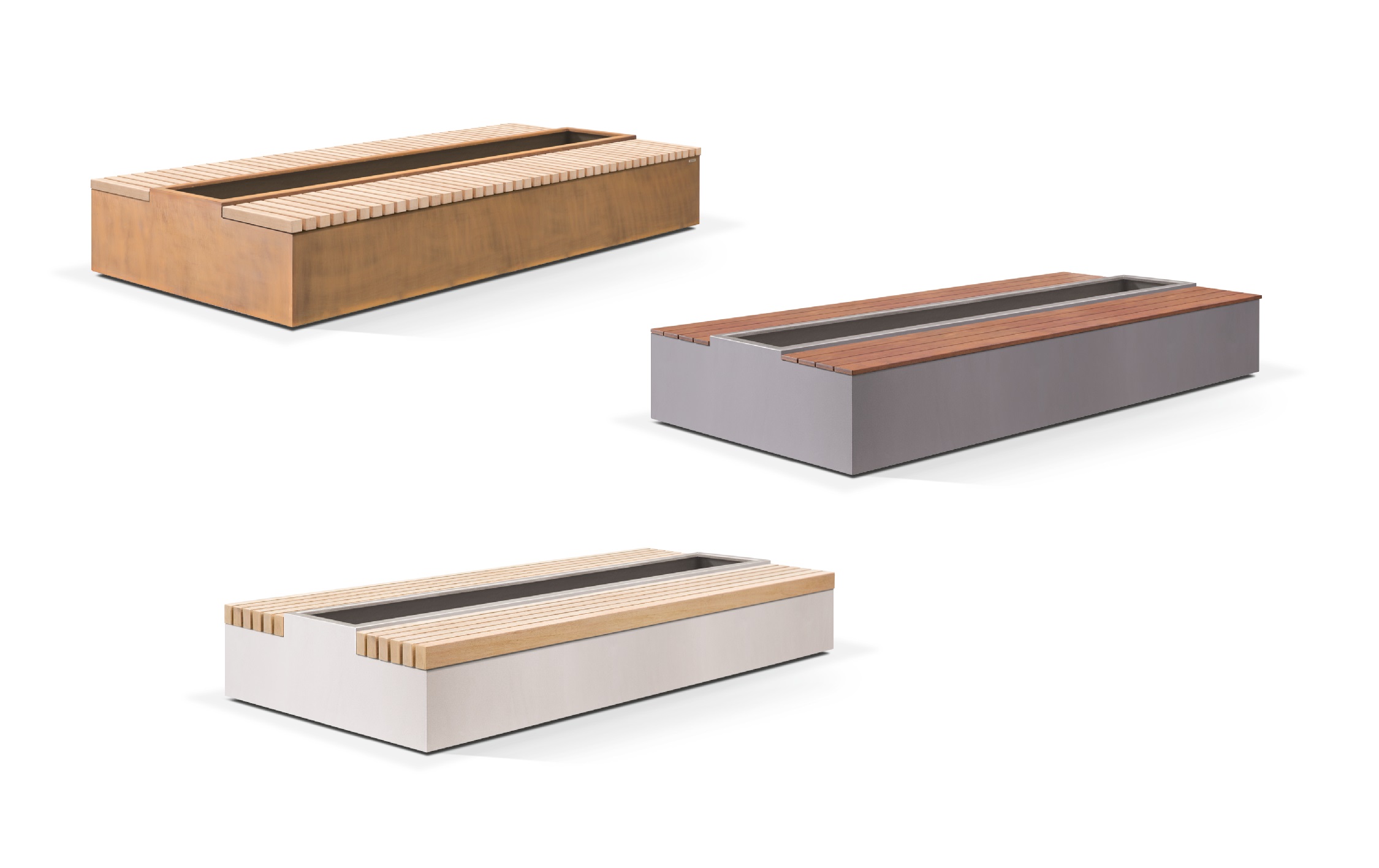 Drei rechteckige Bänke mit Holzlatten an den Oberseiten stehen in einer minimalistischen, hellen Umgebung. Jede Bank hat eine Mitte aus Metall in unterschiedlichen Farben: braun, grau und weiß.