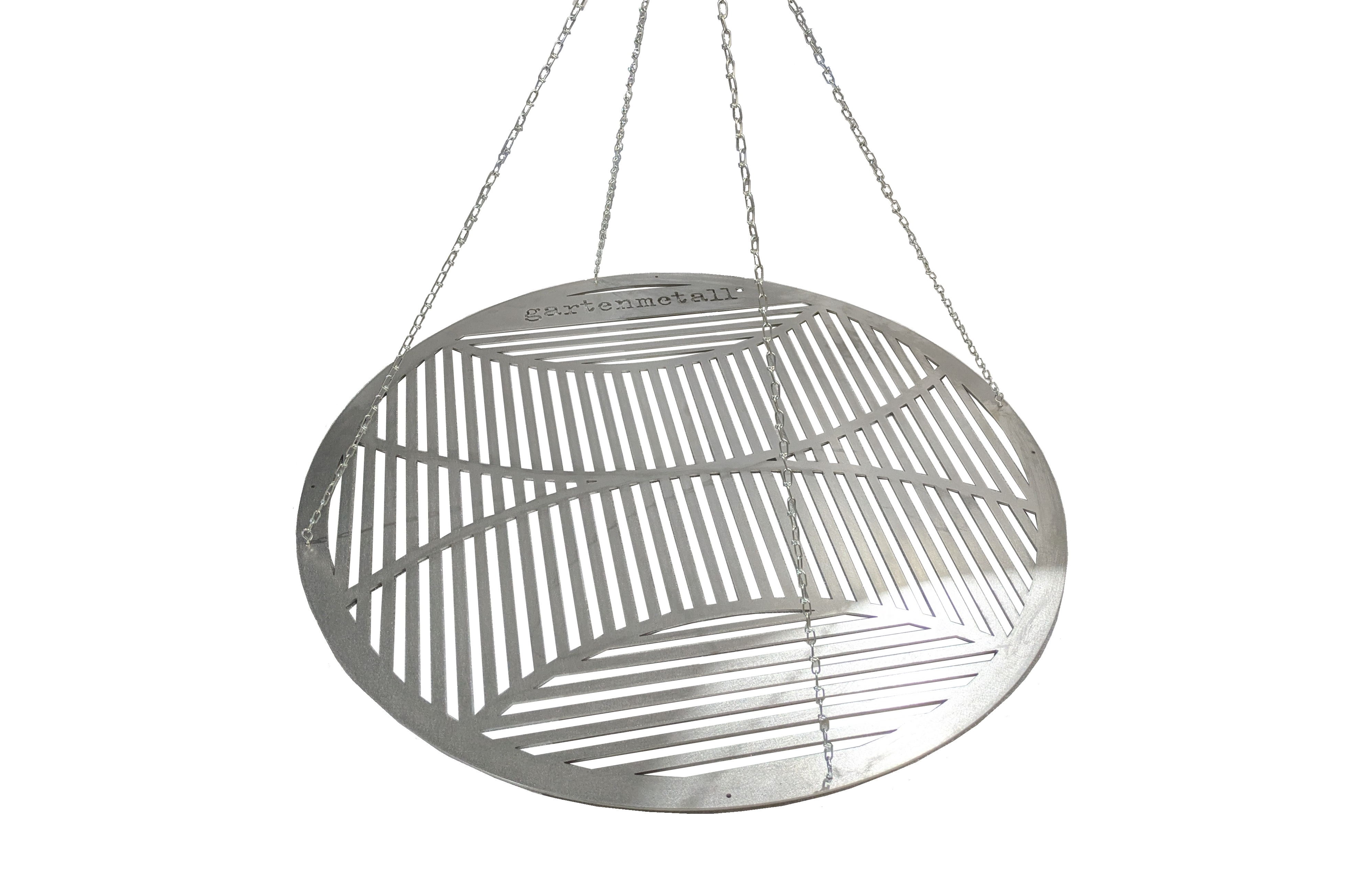 Ein runder Rost aus Metall mit Schlitzen hängt an vier Ketten. Oben steht das Wort 'gartenmetall'. Der Hintergrund ist vollständig weiß.