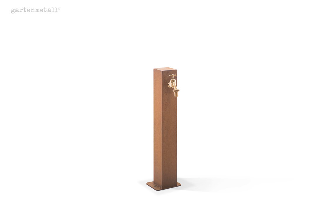 Ein hoher, rostbrauner Wasserhahn steht auf einer quadratischen Basis, umgeben von einem schlichten, weißen Hintergrund. In der oberen linken Ecke steht der Text „gartenmetall®“.