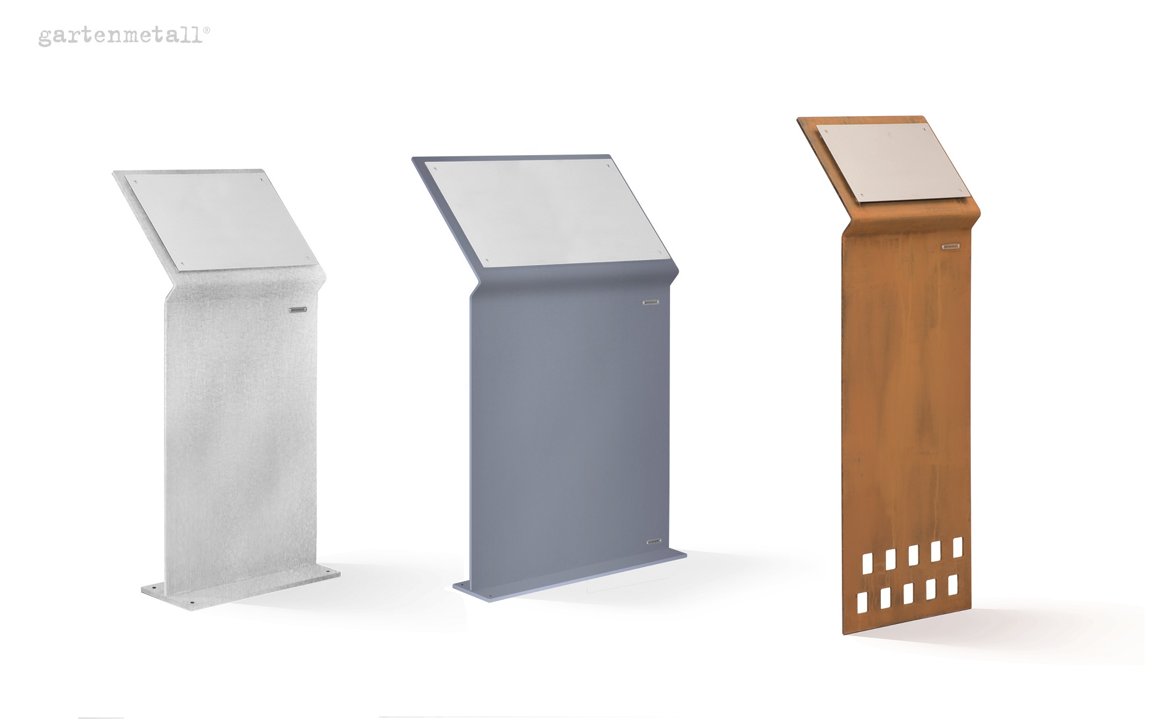 Drei freistehende Informationssäulen aus Metall stehen nebeneinander, jeweils mit geneigtem Display, in weiß, grau und rostigem Finish. Oben links steht „gartenmetall®“.