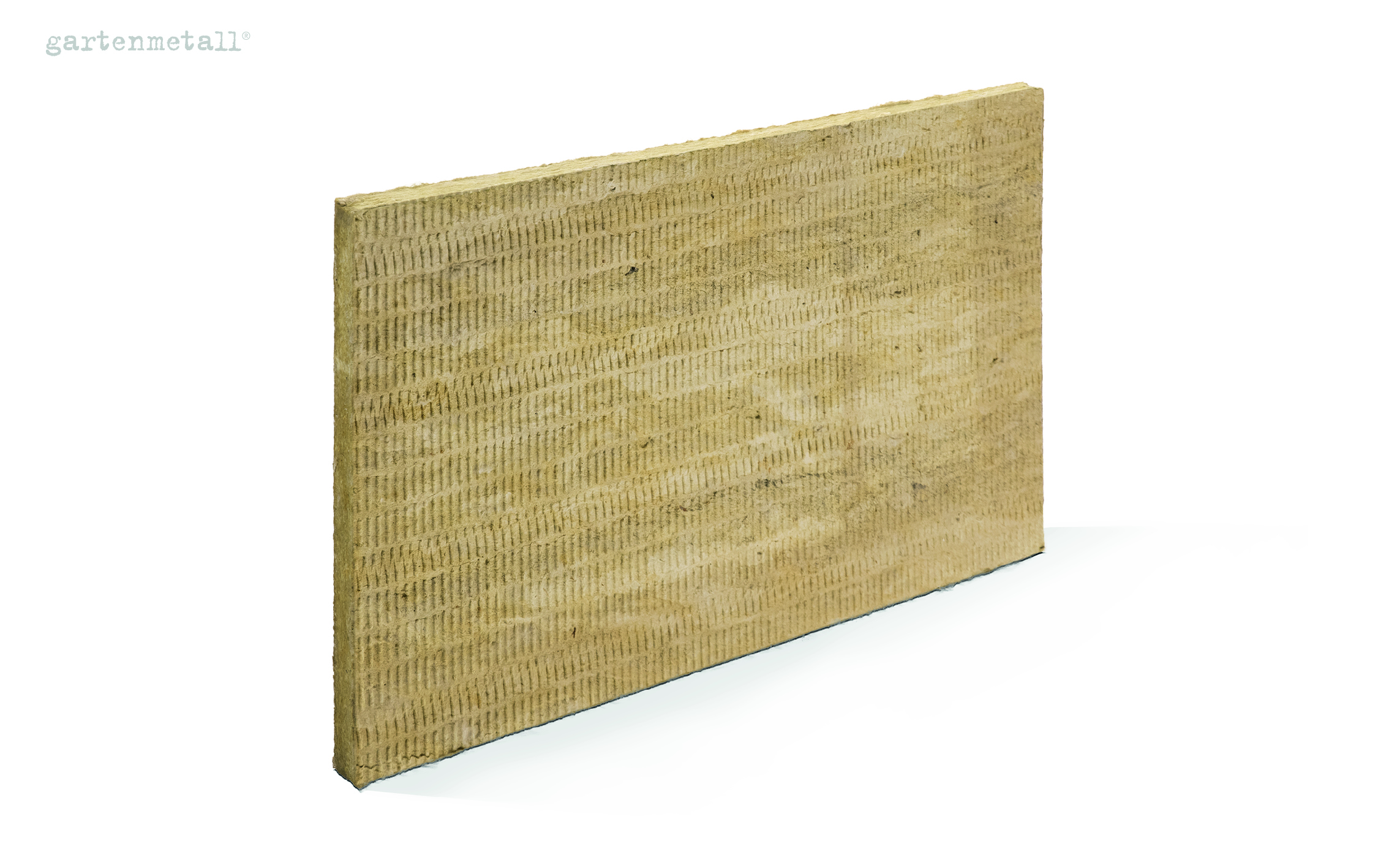 Isolierplatte steht aufrecht, zeigt ihre raue, strukturierte Oberfläche. Umgebung ist schlicht weiß. Oben links steht der Text „gartenmetall®“.