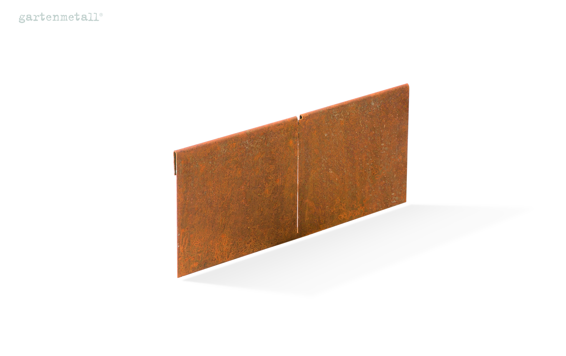 Eine rostige, rechteckige Metallplatte steht aufrecht auf einem weißen Hintergrund. Oben links steht der Text 'gartenmetall®'.