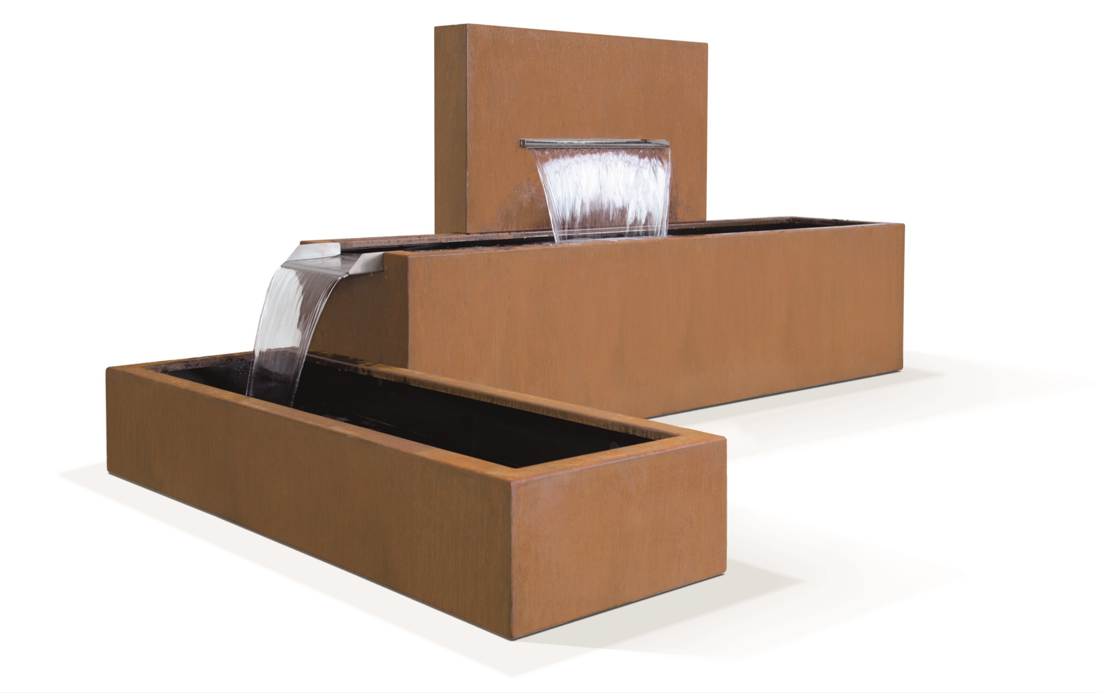 Ein rechteckiger, rostfarbener Brunnen fließt kaskadenartig in mehreren Stufen. Er steht in einem weißen, minimalistischen Raum und erzeugt einen ruhigen Wassereffekt.