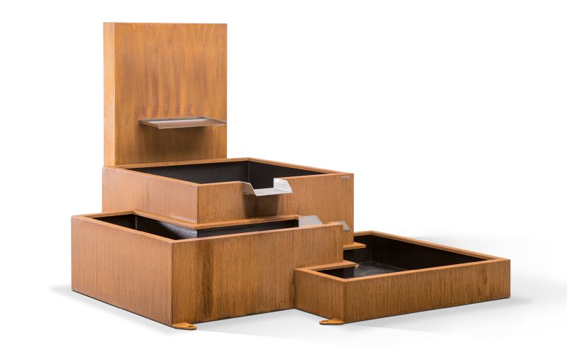 Holzgefäße unterschiedlicher Größe, ineinander verschachtelt, arrangiert. Keine spezifische Aktion. Befinden sich in einem minimalistisch gestalteten Raum mit weißen Hintergrund. Keine Textinformationen vorhanden.