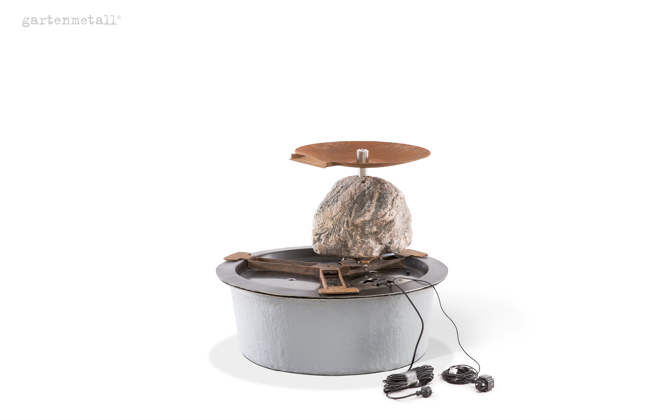 Ein runder Metallbrunnen mit großer Schale auf einem Stein thront auf zylindrischer Basis. Daneben liegen Kabel. Hintergrund ist schlicht weiß. Oben steht 'gartenmetall®'.