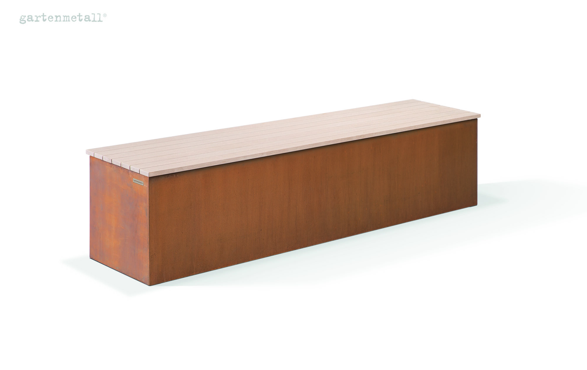Holzbank steht still auf weißem Hintergrund. Seite der Bank aus rostfarbenem Metall. Text oben links: 'gartenmetall®'.