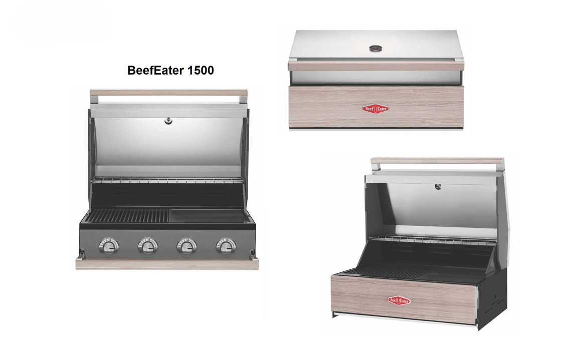 Ein Grill mit geöffnetem Edelstahl-Deckel, vier Knöpfen, steht in einer modernen Küche. Text: 'BeefEater 1500' und 'BeefEater' Logo auf dem Grill.