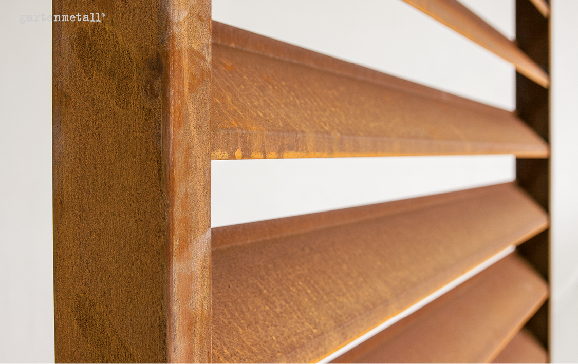 Braun-rostige Metalllamellen stehen diagonal in einem gestapelten Design, während sie Sonnenlicht durchlassen. In der Ecke oben links befindet sich der Text „gartenmetall®“.