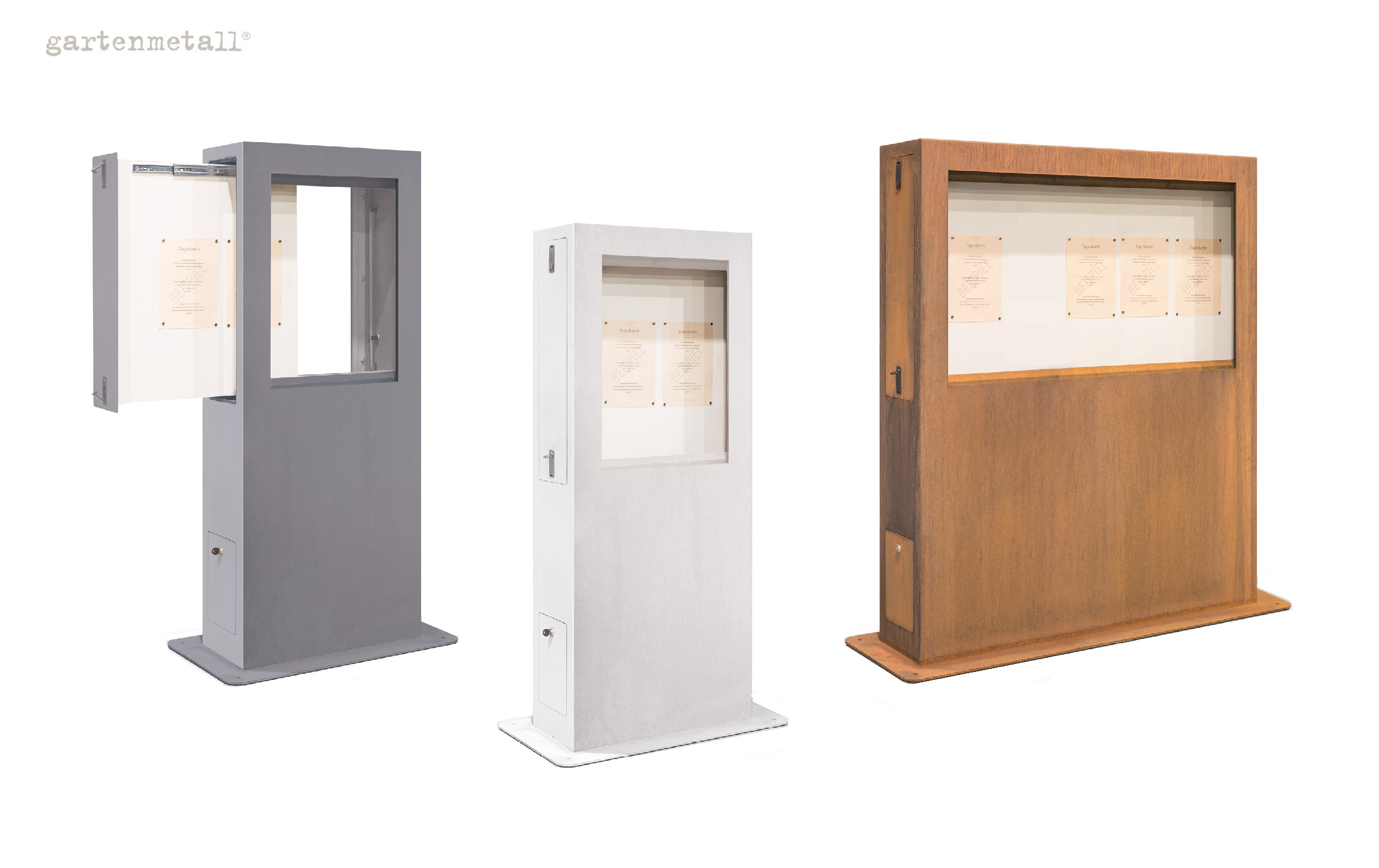 Drei Informationssäulen in Grau, Weiß und Rostoptik, zeigen Dokumente hinter Glas. Die graue Säule ist geöffnet. Links oben Text 'gartenmetall©'.