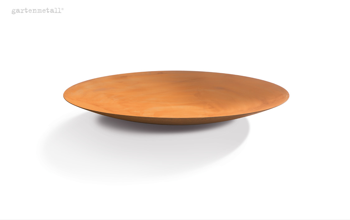 Große, flache Metallschale in Rostoptik, liegt auf weißem Hintergrund. Oben links steht 'gartenmetall®'. Die Schale vermittelt das Gefühl von Stabilität und Modernität in einem minimalistischen Kontext.