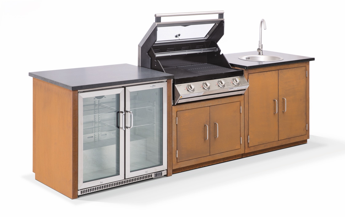 Grille mit geöffnetem Deckel, Kühlschrank mit Glastüren und Spüle in Holzschränken eingebaut, auf weißem Hintergrund. Grillknöpfe und Wasserhahn sichtbar.