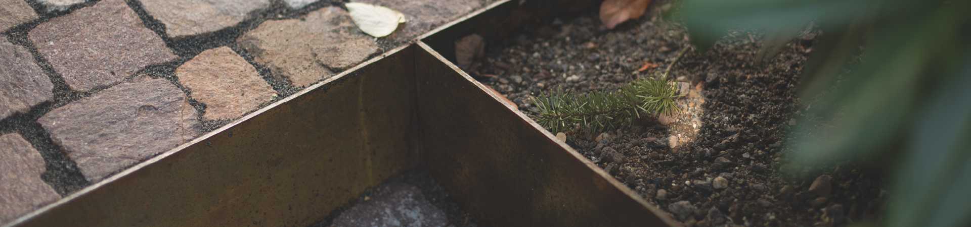 Wegbegrenzungsband aus Cortenstahl zur Wegeinfassung