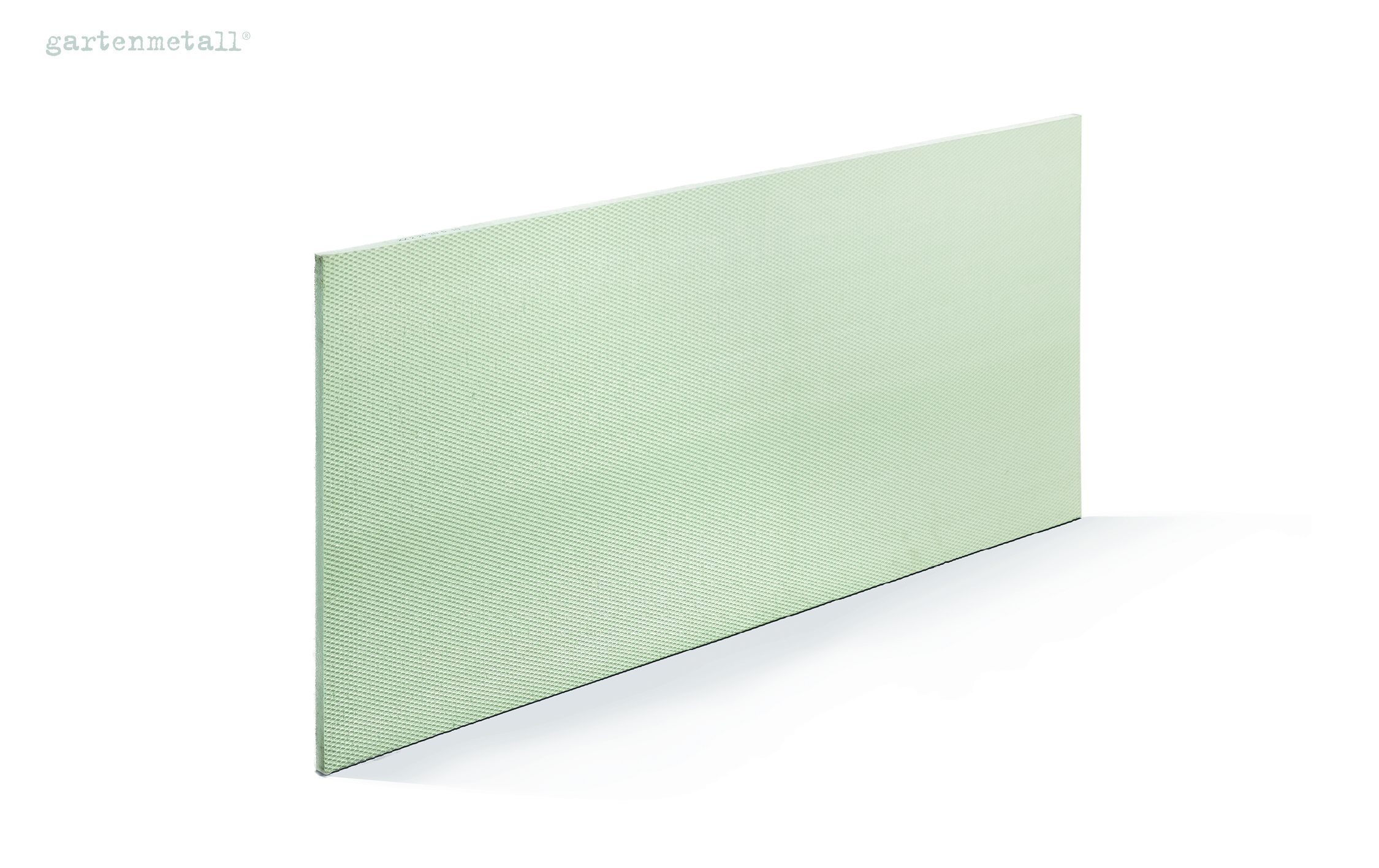 Eine hellgrüne Metallplatte steht schräg in einem weißen, leeren Raum. Oben links ist der Text 'gartenmetall®' in blauer Schrift sichtbar.