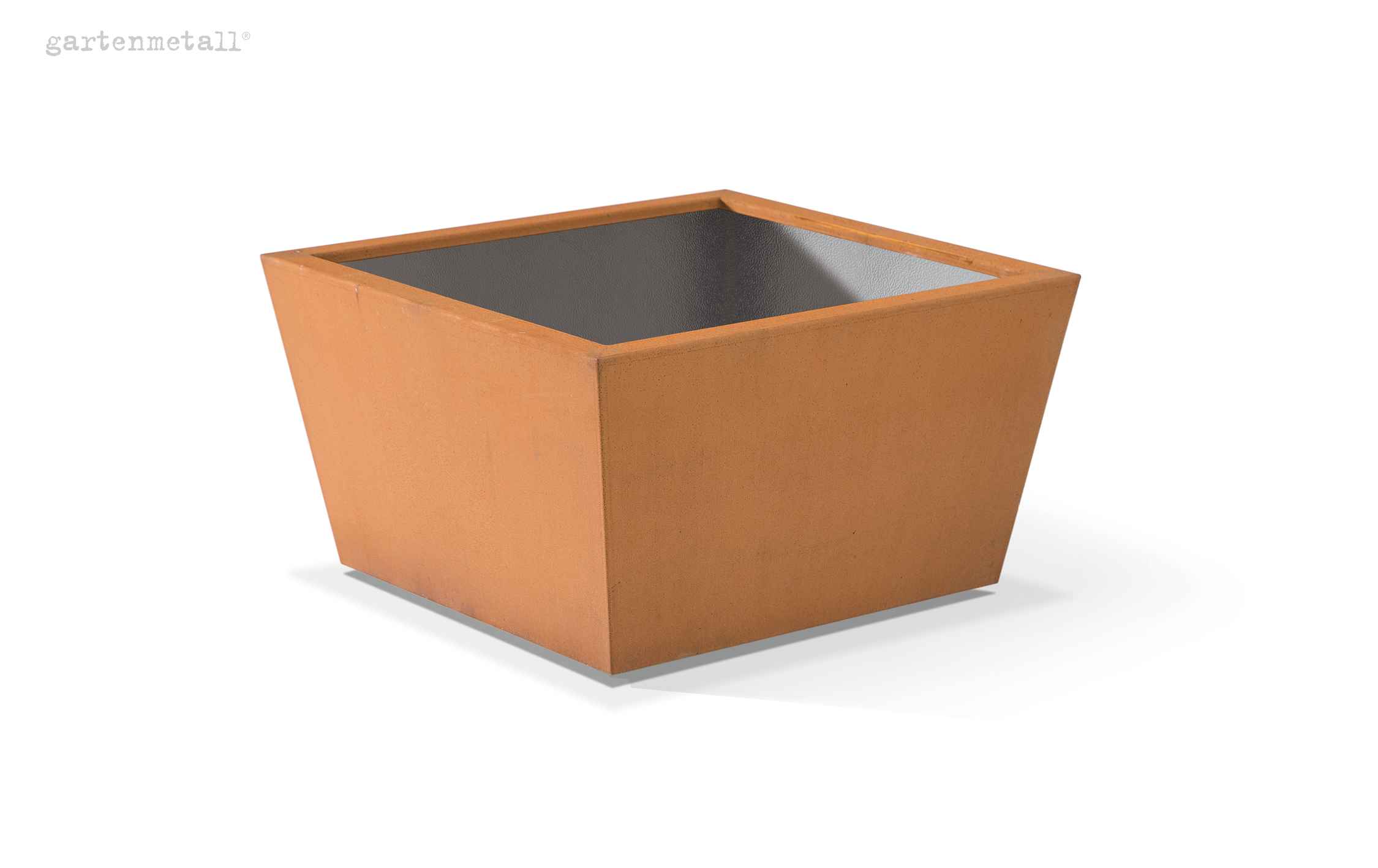 Kubusförmiger, rostfarbener Metallpflanzkübel, steht still, Umgebung ist schlicht und weiß. Links oben steht Text: 'gartenmetall®'.