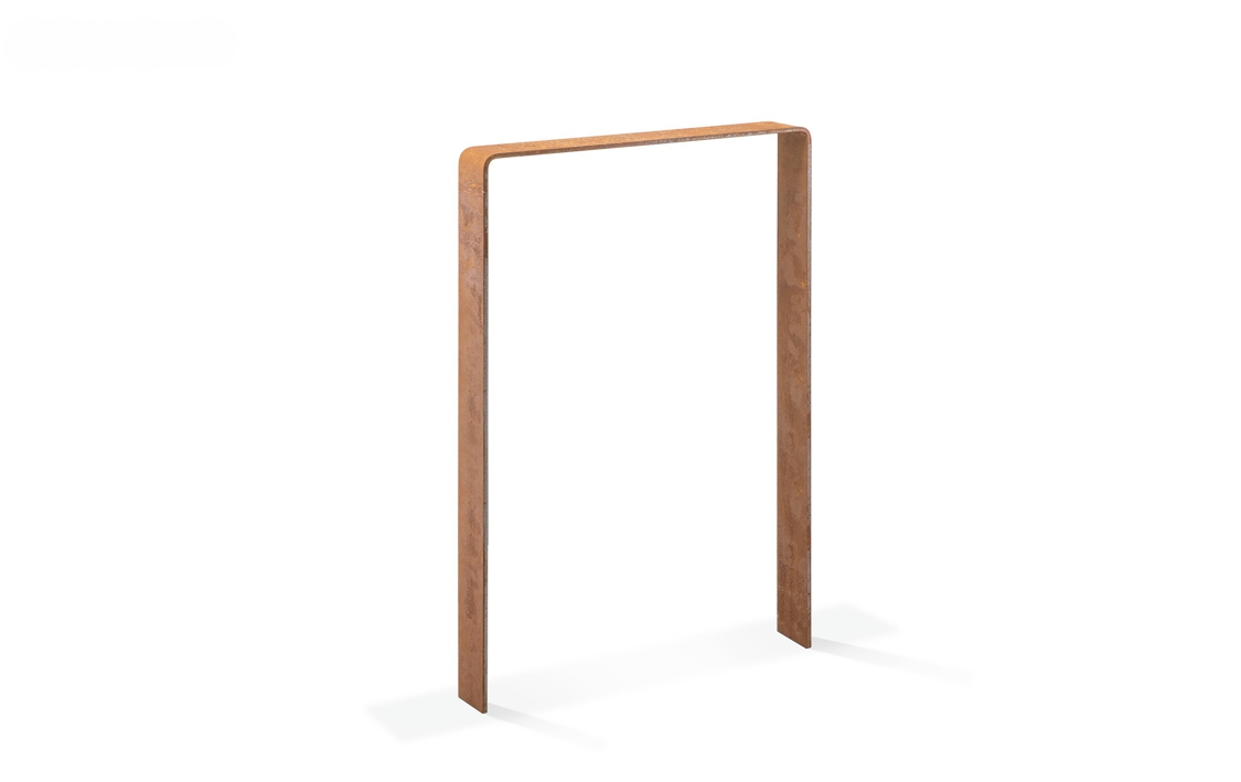 Ein rechteckiger, metallener Rahmen steht freistehend auf einem weißen Hintergrund und bildet eine offene Türform ohne zusätzliche Elemente.