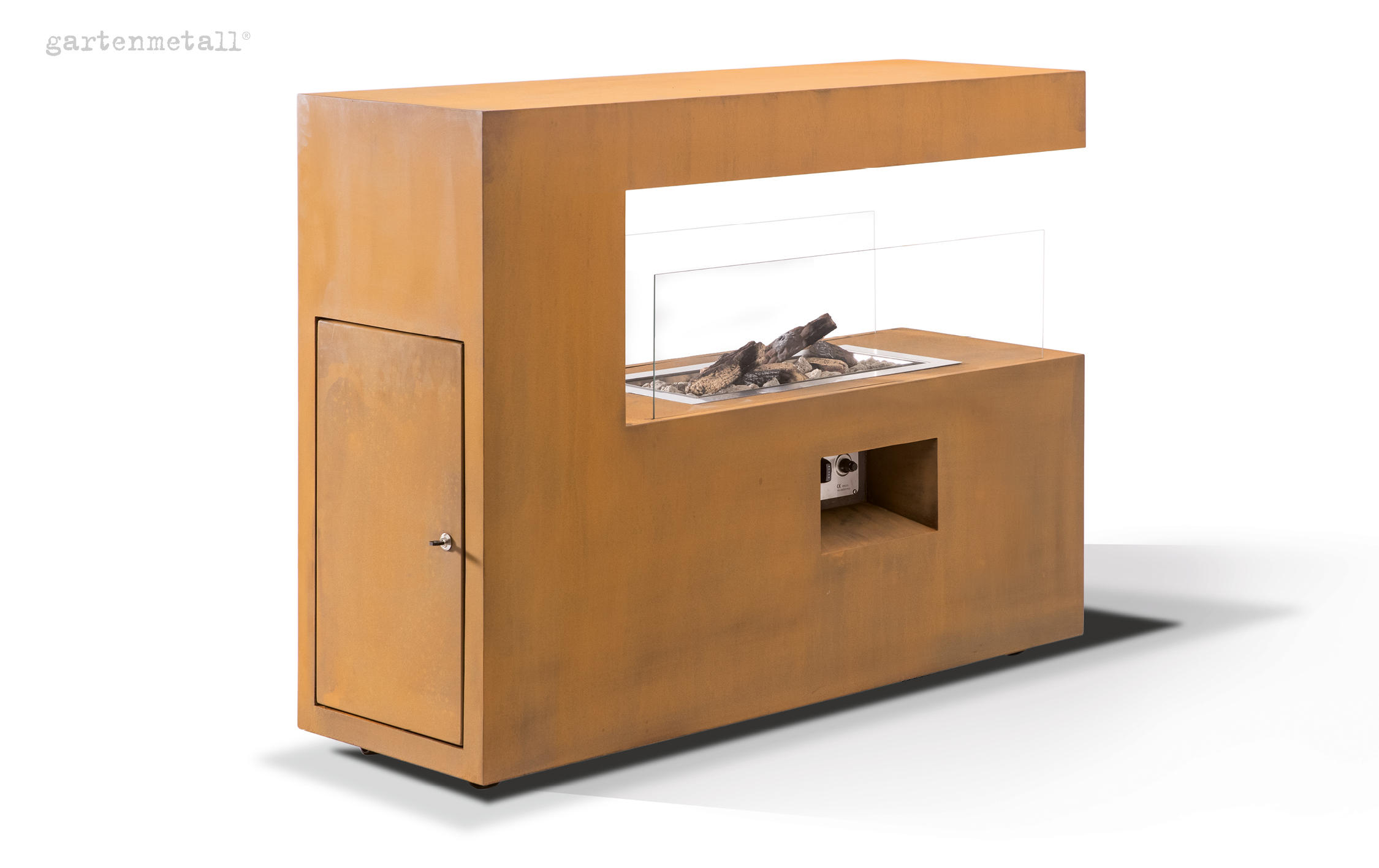 Ein rechteckiger Metallkamin mit Glaswand, in einem hellbraunen Rostton. Brennholz liegt im Inneren. Der Schriftzug 'gartenmetall' befindet sich oben links. Die Umgebung ist minimalistisch weiß.