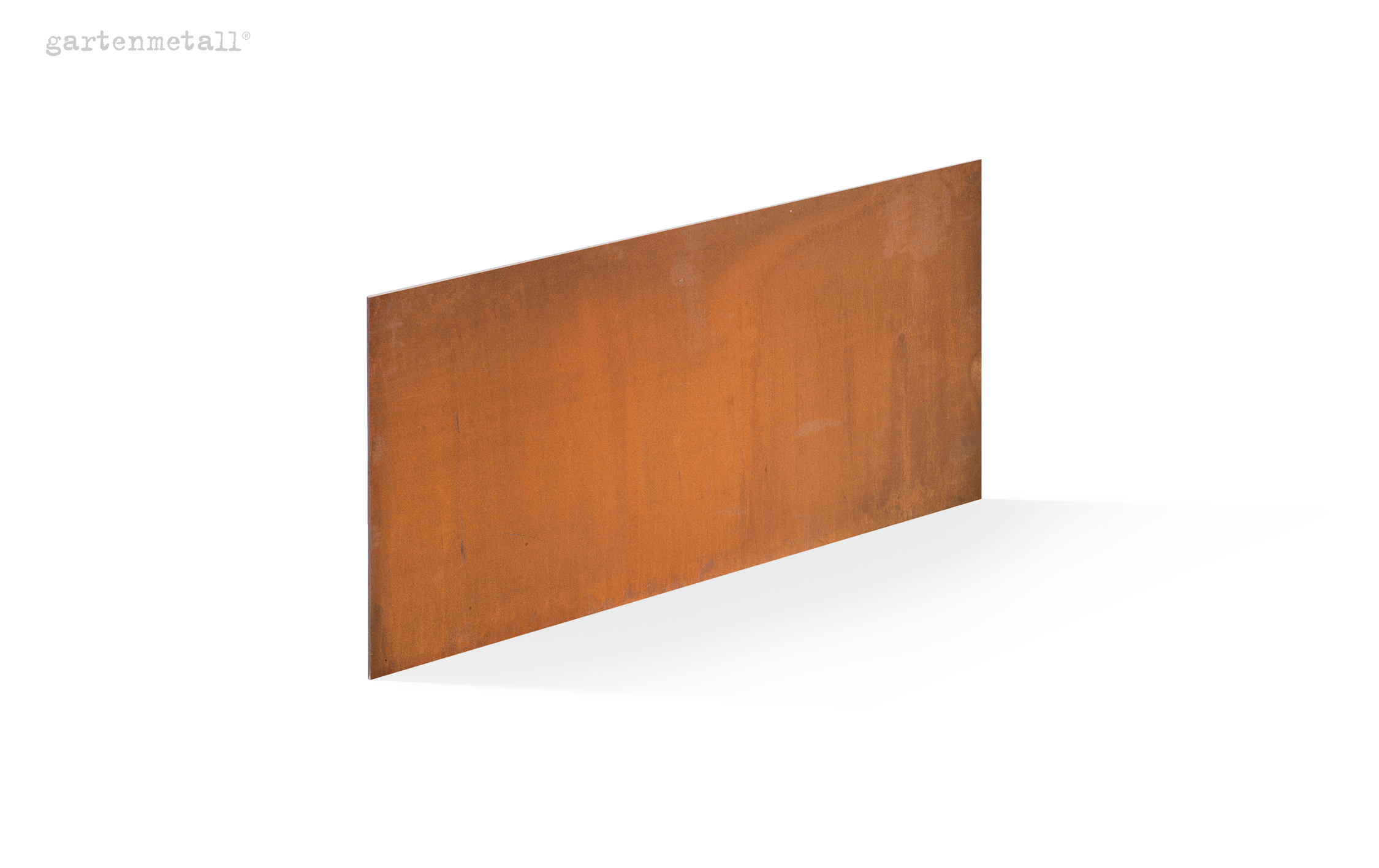 Ein rechteckiges, rostfarbenes Metallblech steht senkrecht im Raum. Im Hintergrund ist ein weißer, leerer Bereich. Text oben links: 'gartenmetall®'.