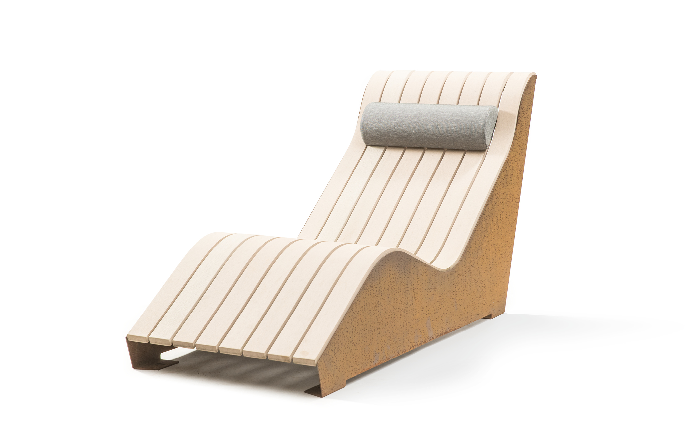 Liegestuhl aus cremefarbenen Latten mit gebogener Form und grauem Nackenkissen, steht auf einem Untergrund mit rostig aussehender Basis in einem neutralen, leeren Raum.