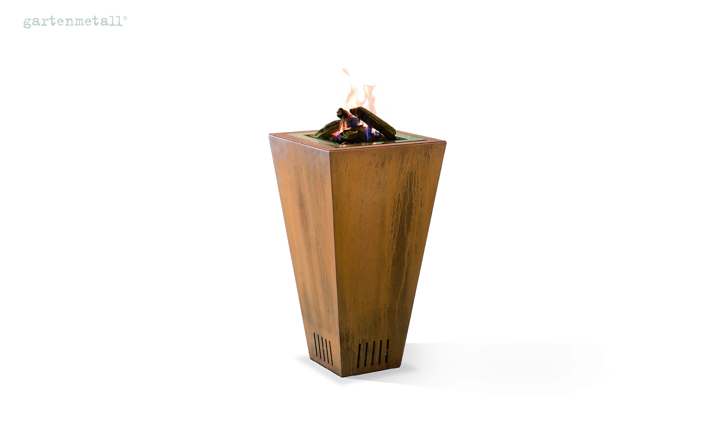Eine hohe, rostfarbene Feuerschale brennt mit sichtbaren Flammen über Holzscheiten, steht isoliert auf weißem Hintergrund. Text: 'gartenmetall®'.
