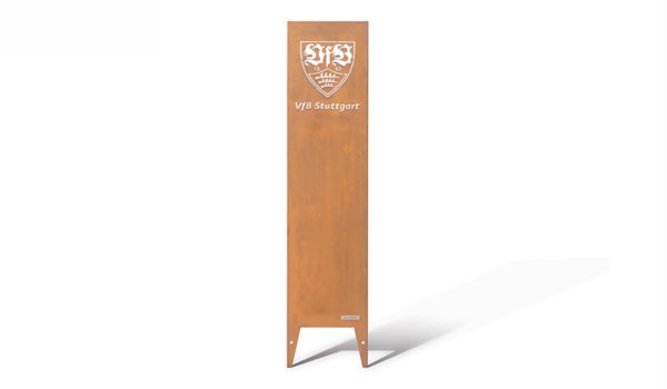 Ein rechteckiges, rostfarbenes Metallschild steht frei. Oben zeigt es das Wappen und 'VfB Stuttgart'. Es befindet sich auf einer weißen, neutralen Fläche.