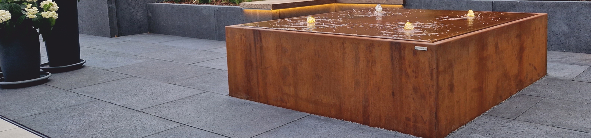 Aqua Cubus Mehrfachquellbrunnen aus Cortenstahl