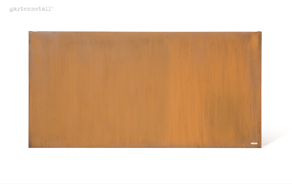 Rechteckige, rostbraune Metallplatte steht im Vordergrund auf weißem Hintergrund. Schriftzug 'gartenmetall®' befindet sich oben links.