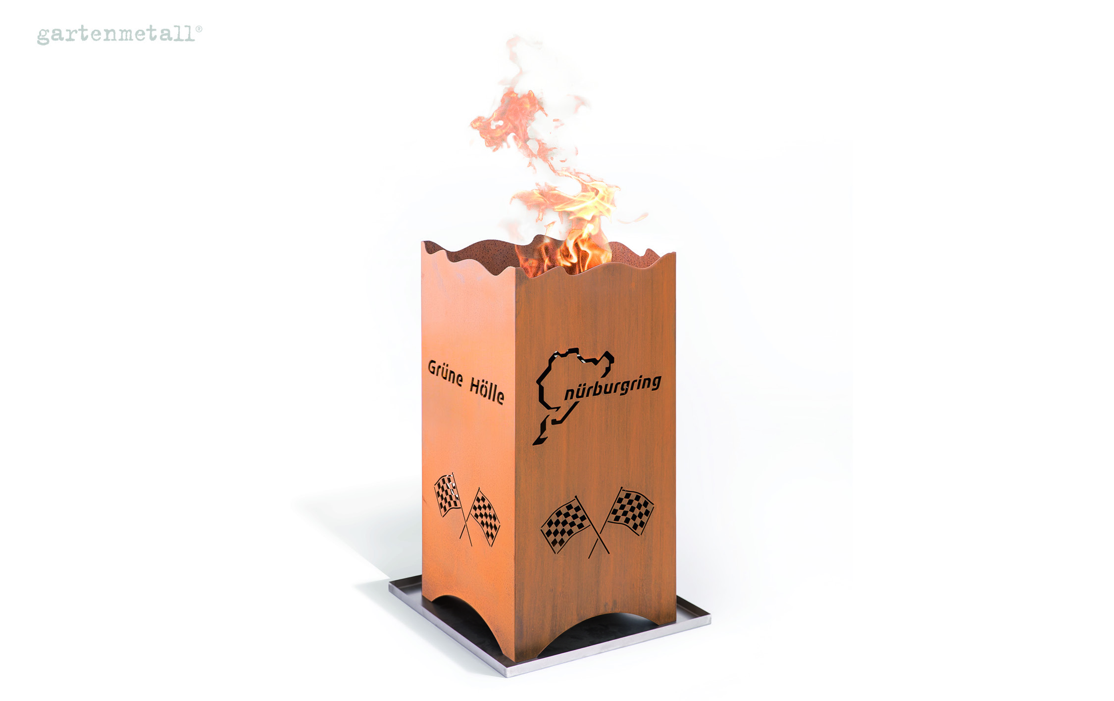 Metallfeuerstelle, aus der Flammen lodern, steht auf einer quadratischen Basis. Auf der Oberfläche sind die Wörter „Grüne Hölle“ und „nürburgring“ sowie Rennflaggen abgebildet.