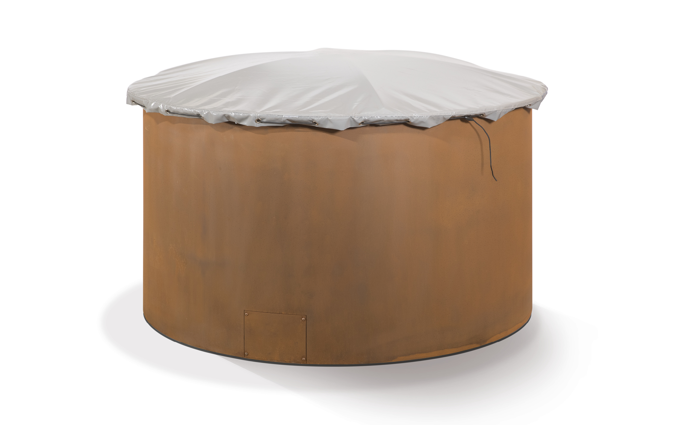 Großer, runder Metallbehälter mit rostfarbenem Äußeren steht still. Eine graue Abdeckung bedeckt die Oberseite. Der Kontext ist neutral, ohne zusätzliche Objekte oder Hintergründe.