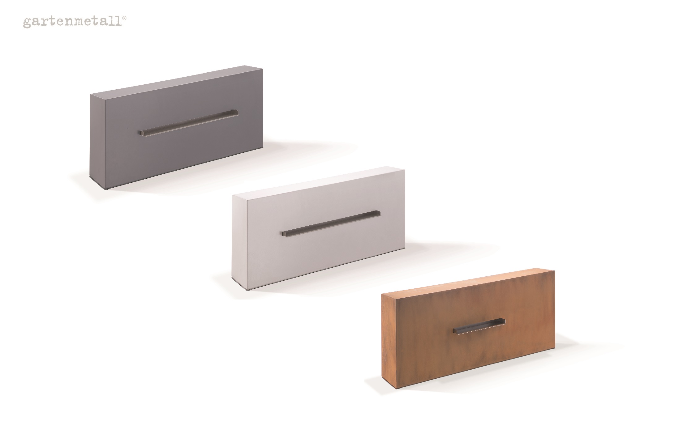 Drei rechteckige Metallquader in grau, weiß und rostfarben stehen auf einer weißen Fläche. Jedes hat einen länglichen Schlitz an der Front. Text: 'gartenmetall®'.