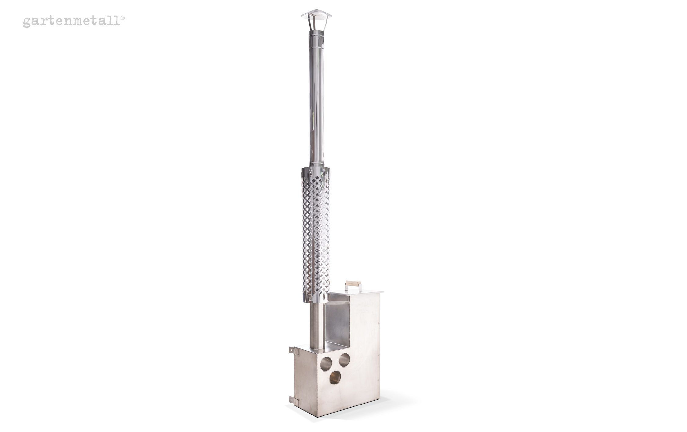 Ein silberner Gartenofen mit hohem Schornstein steht aufrecht. Der Schornstein zeigt eine dekorative Gitterstruktur. Text 'gartenmetall®' befindet sich oben links auf weißem Hintergrund.