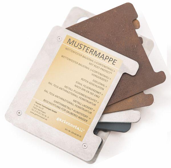 Metallmusterkarten liegen übereinander, Text beschreibt Materialarten wie Cortenstahl und Edelrost. Beigelegte Karte zeigt: 'MUSTERMAPPE' und Hersteller 'gartenmetall®'. Umgebung neutral, Fokus auf Materialien und Text.