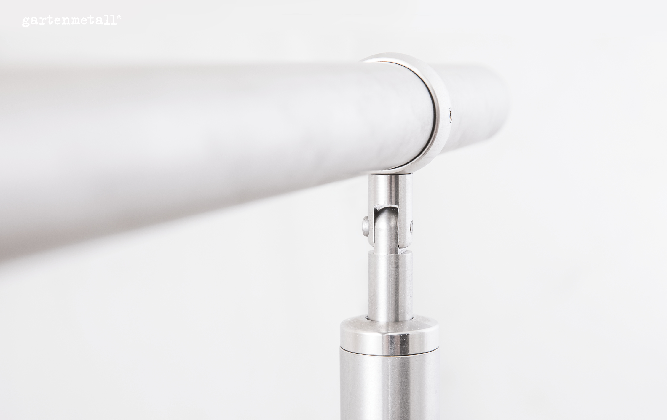 Metallgeländer befestigt auf einem glänzenden Metallpfosten, ruhend in neutralem, weißem Hintergrund. Text: 'gartenmetall®'.