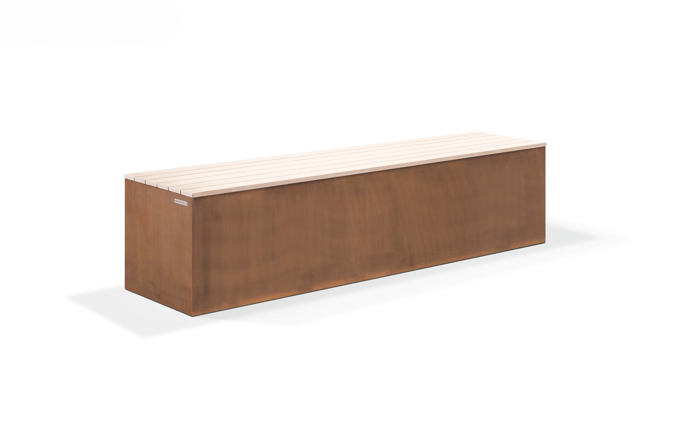 Lange, rechteckige Holzbank mit Metallgestell steht auf weißem Hintergrund. Auf dem braunen Metallkörper ist eine helle Holzlatte als Sitzfläche montiert. Keine Textaufschrift sichtbar.