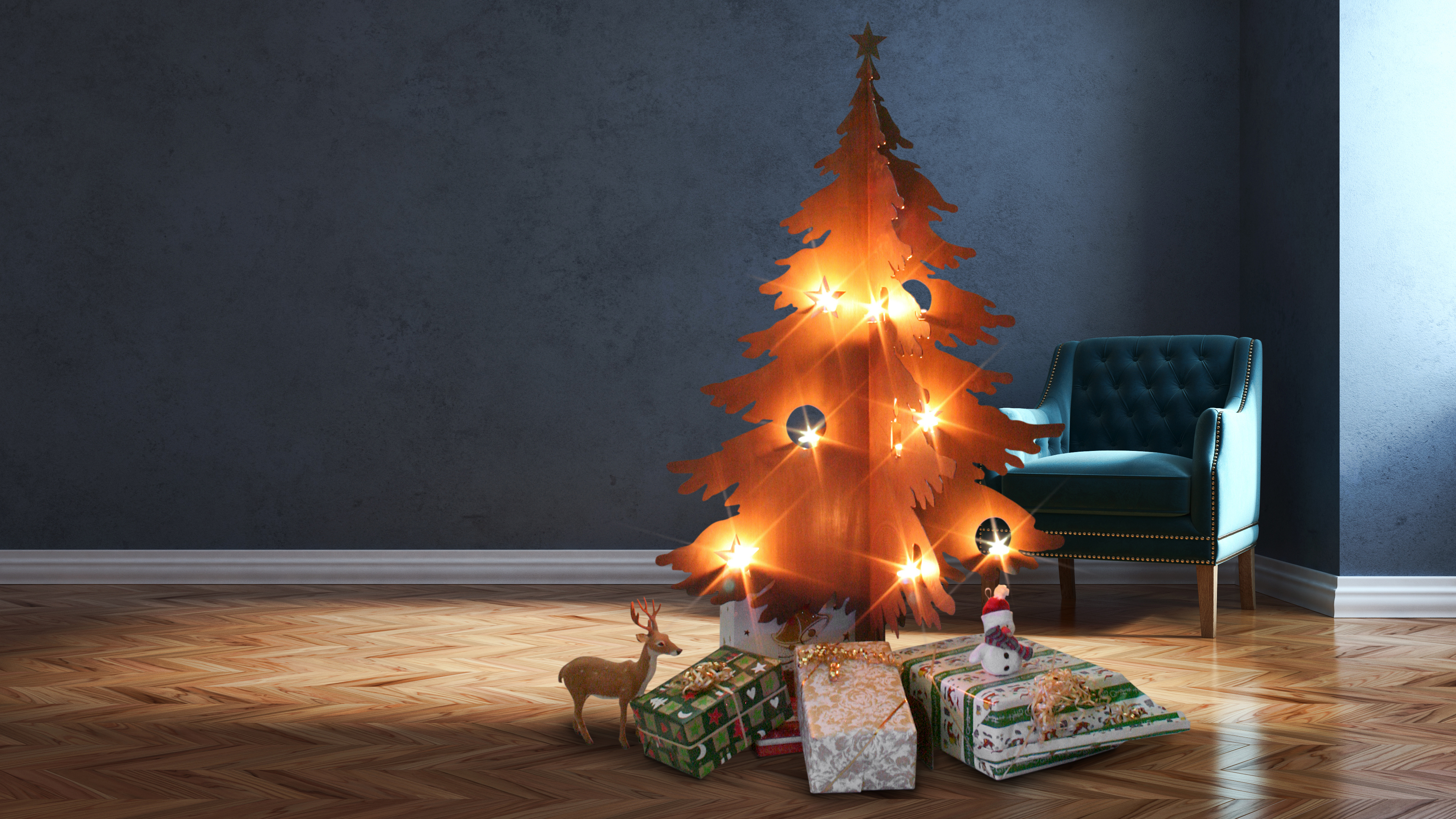 Ein leuchtender, dekorierter Weihnachtsbaum steht neben einem türkisfarbenen Sessel auf einem Holzboden. Darunter liegen verpackte Geschenke und eine Hirschfigur in einem schattigen Raum.