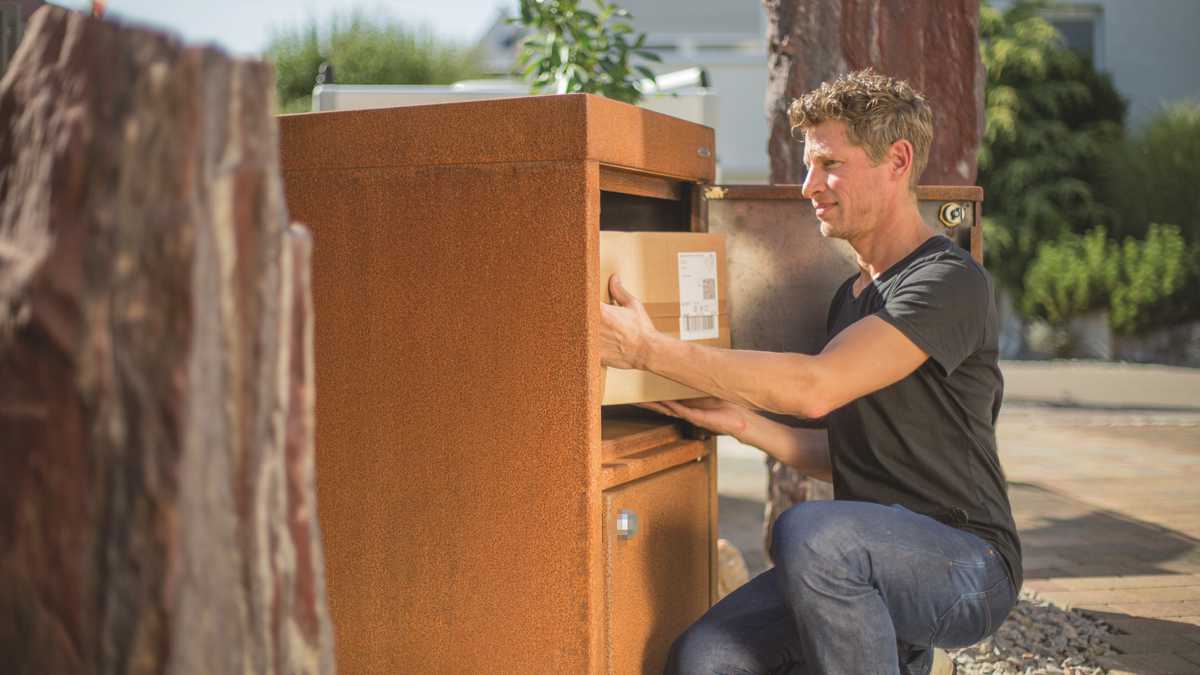 POSTALE parcel box also available with combination lock
