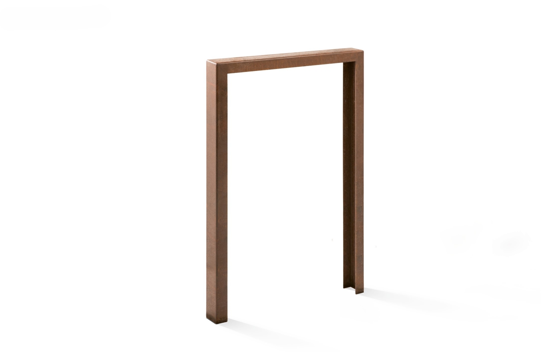 Ein rechteckiger, hölzerner Tischbeinrahmen steht aufrecht, ohne Tischplatte, in einem leeren, weißen Raum. Keine Textelemente vorhanden.