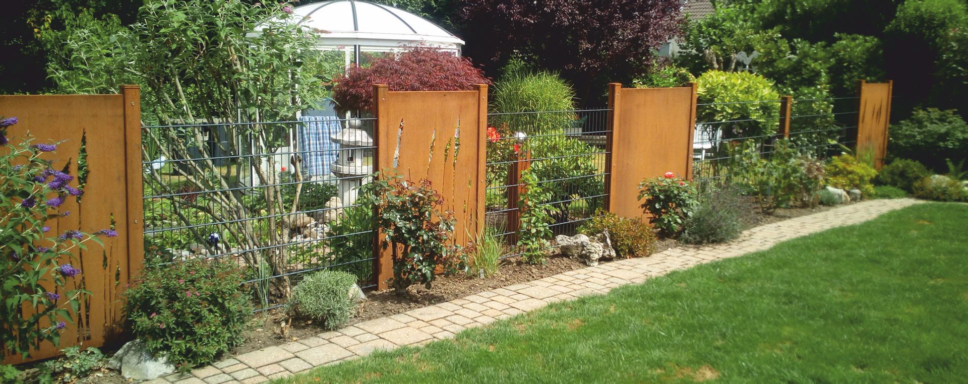 Zaunsystem BOSTON mit Ausfachungsblechen und Dopelstabmatten