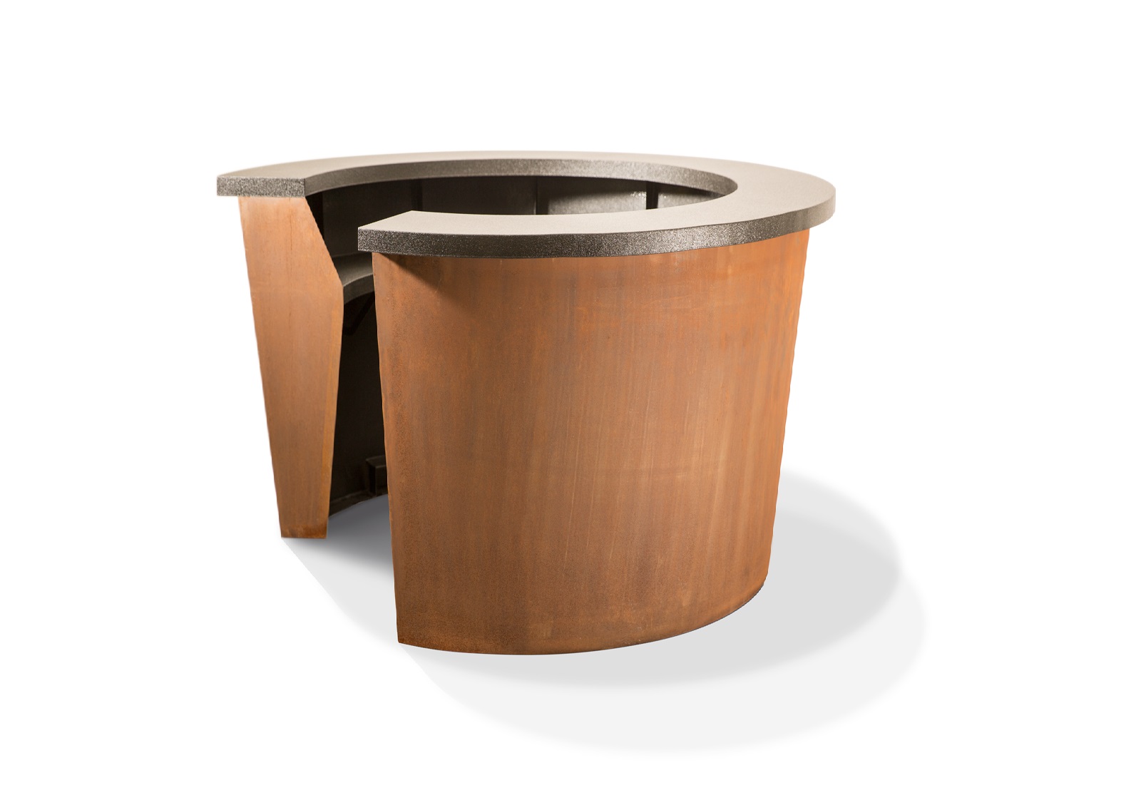 Brauner, halbkreisförmiger Schreibtisch mit glatter, dunkler Arbeitsfläche, steht isoliert auf weißem Hintergrund, robustes, modernes Design ohne weitere sichtbare Funktionen.