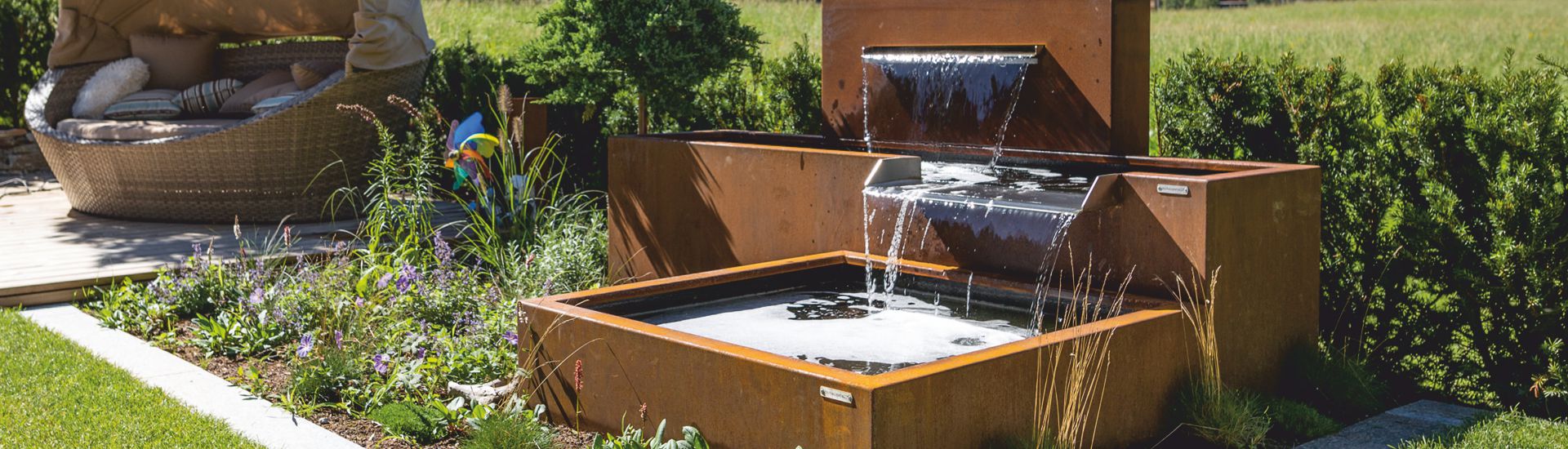 Kaskadenbrunnen aus farbbeschichtetem Metall mit Überlauf