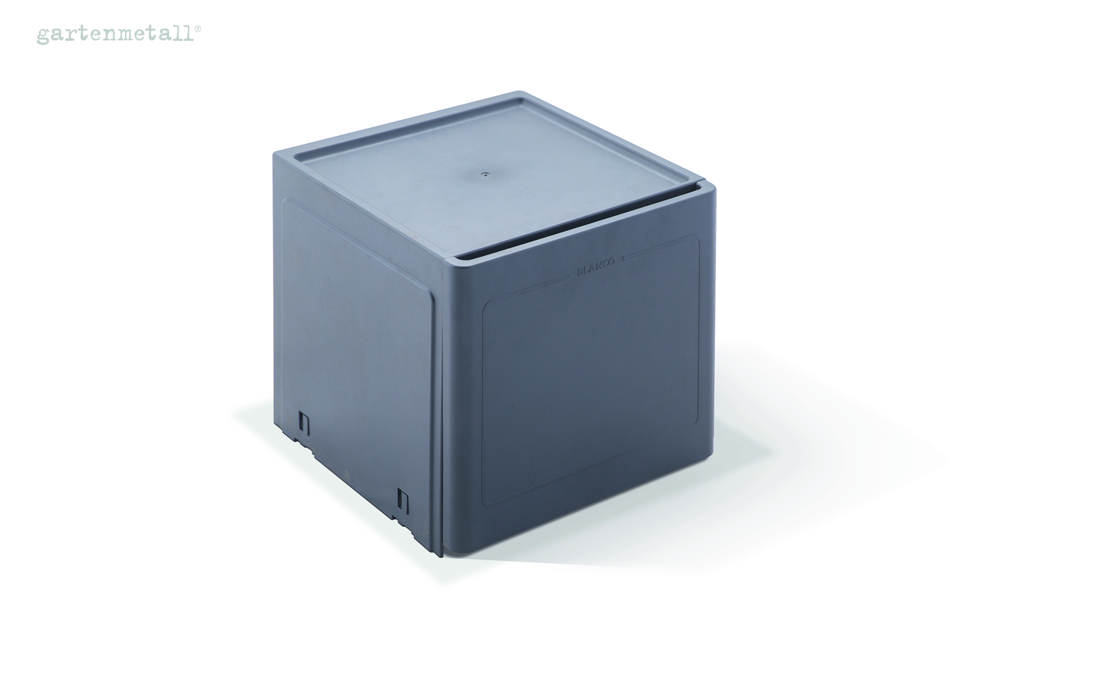 Ein grauer Metallwürfel mit flachem Deckel steht auf hellem Untergrund. Aufdrucke: 'gartenmetall®' oben links, 'BLANCO' auf der Vorderseite.