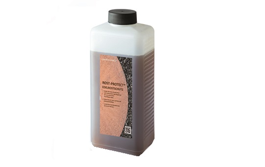 Ein rechteckiger Kanister mit schwarzem Verschluss enthält eine braune Flüssigkeit. Etikettaufdruck: 'ROST-PROTECT' EDELROSTSCHUTZ, mit Eigenschaften und QR-Code, vor weißem Hintergrund.