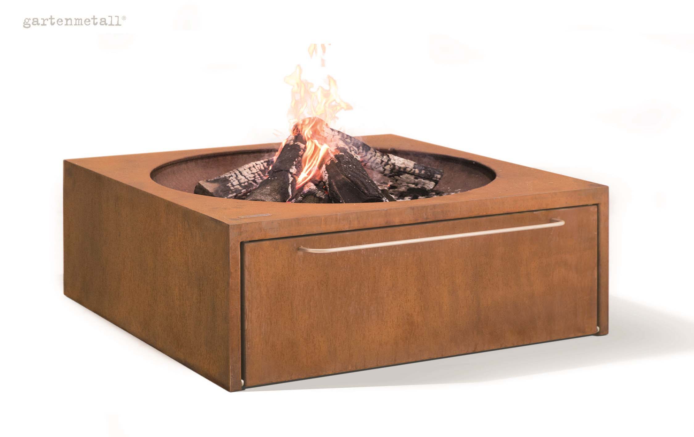 Feuerstelle brennt in einem quadratischen, rostfarbenen Metallrahmen vor weißem Hintergrund. Text: 'gartenmetall®' oben links.