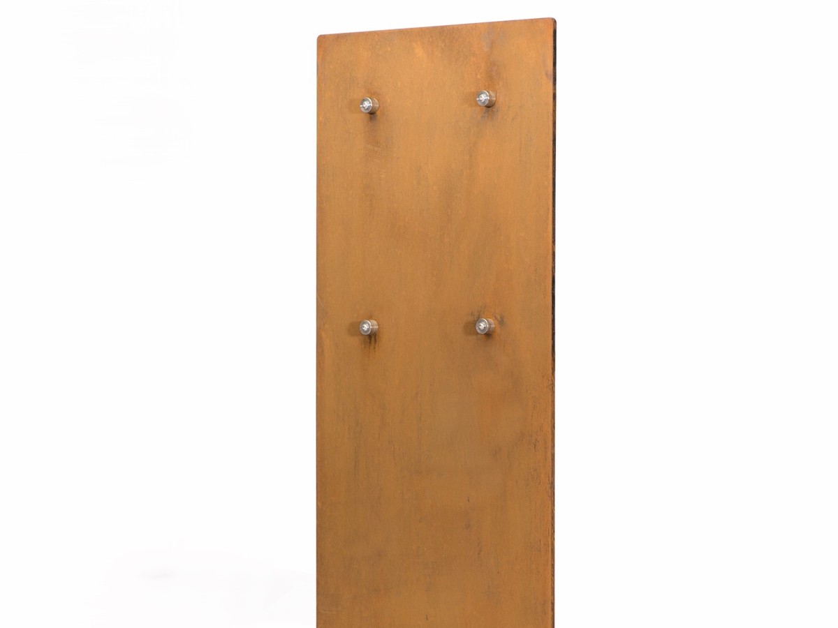 Holzbrett mit vier Metallhaken, senkrecht stehend vor weißem Hintergrund, möglicherweise als Hängemöglichkeit in minimalistischer Umgebung geeignet.