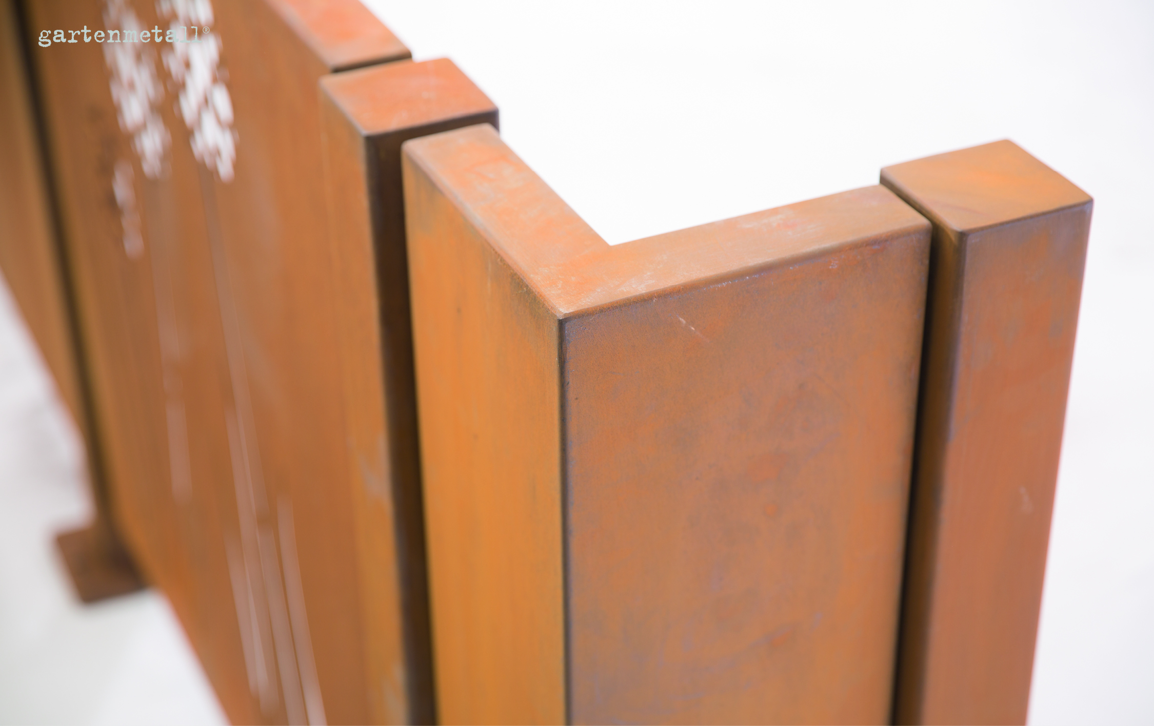 Metallzaun, stehend, umgeben von weißem Hintergrund. Text auf dem Zaun lautet 'gartenmetall®'.